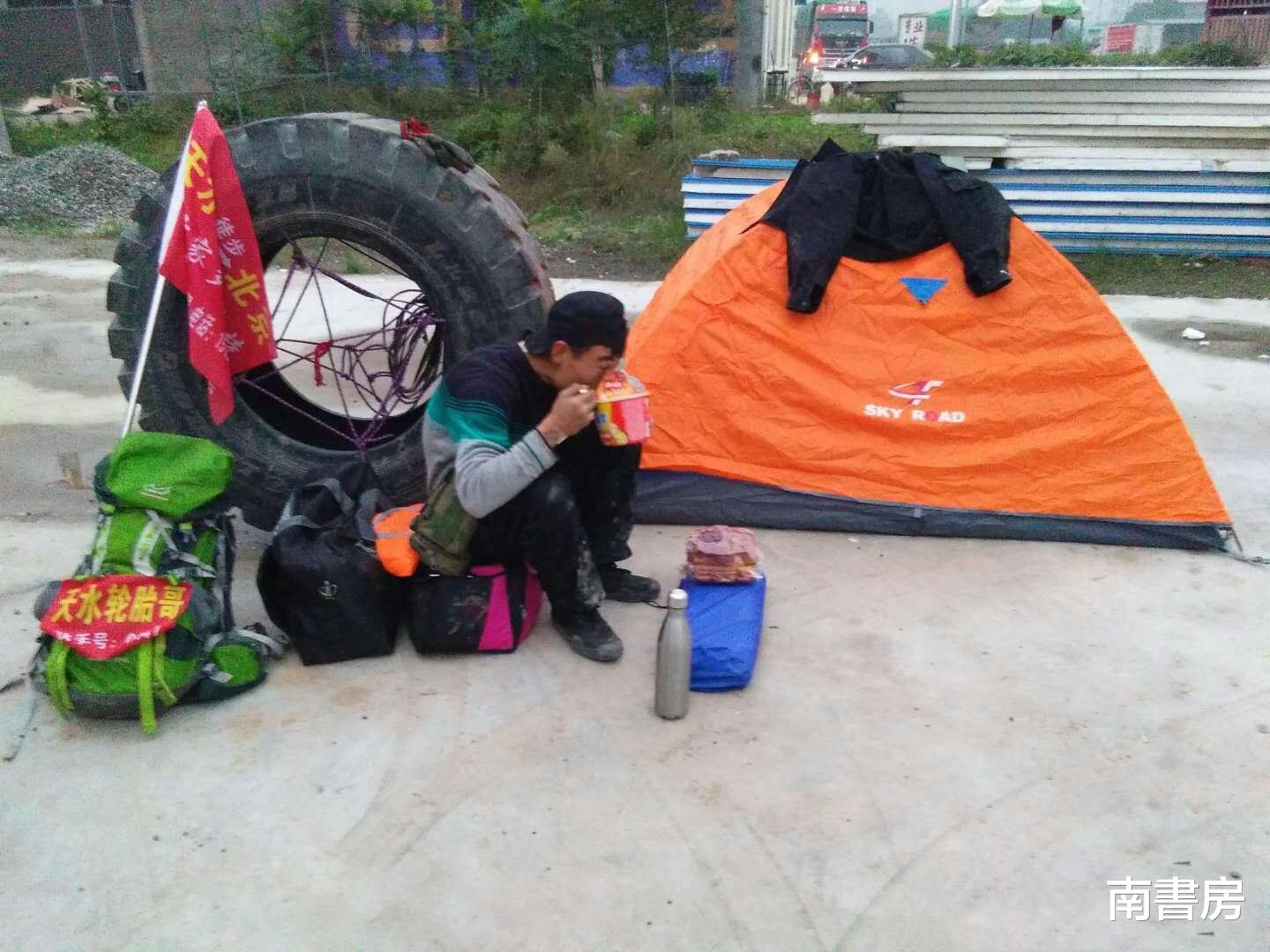 台湾|川藏线上的“拿破仑”：每天的工作是滚轮胎，运气好半月挣100万
