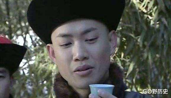 韩练成@将军打了胜仗回来，乾隆赐给他一杯毒酒，将军一口干了毫发无损