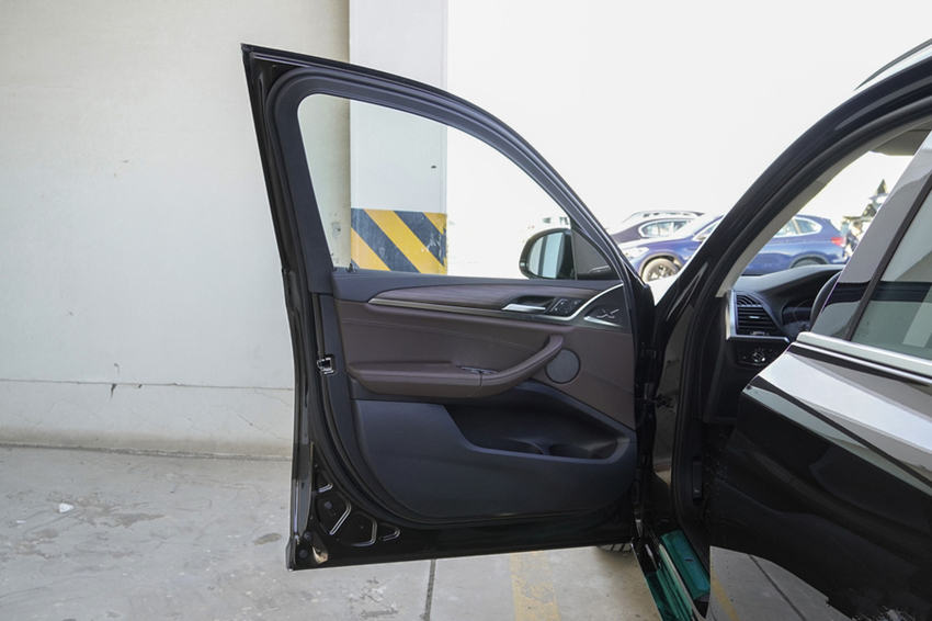 奥迪Q5▲一年卖12万辆！30岁开它有面子，起步2.0T+哈曼卡顿，不屑奥迪Q5