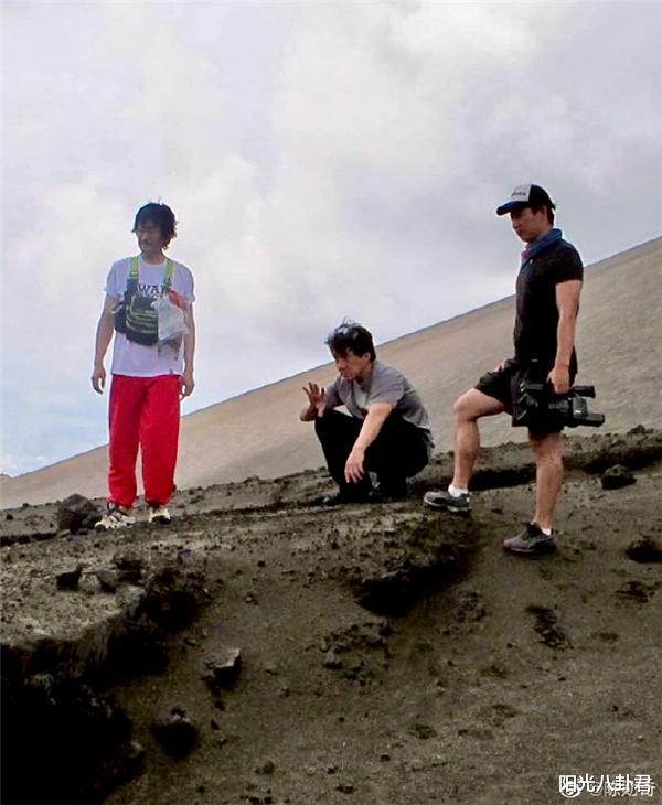 「陈勋奇」68岁陈勋奇与成龙再度合作，晒拍摄现场照片，近照老到认不出