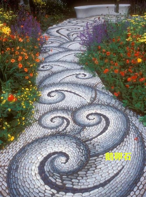 |家里有个中式庭院，地面自然不能掉了档次，铺瓦片青石板就能美翻