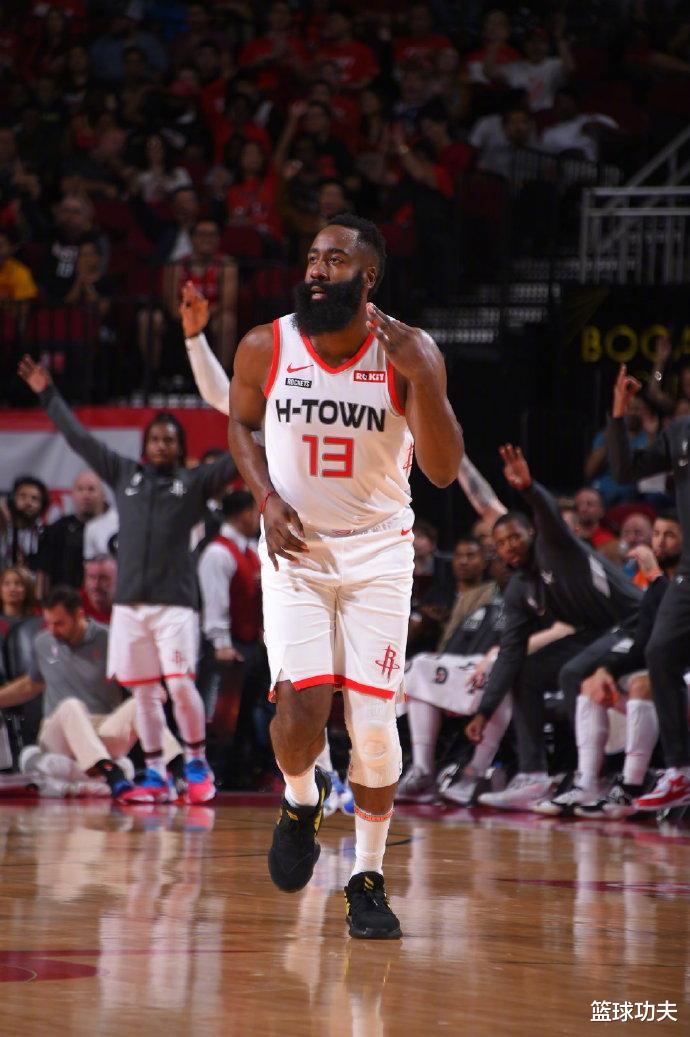 詹姆斯·哈登:仅89天 哈登威少变化巨大 一个壮如字母哥秀肌肉 一个瘦如流浪汉 藏危机