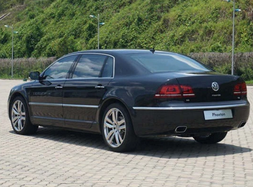 兰德酷路泽|200万大众辉腾不洗车，原因写在车尾，路人都忍不住笑了