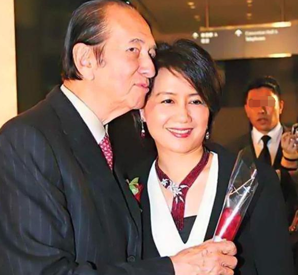 赌王|赌王四太大方公开神秘儿子往事，赌王事事为他尽心，何猷邦长相英俊潇洒