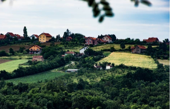 三亚|中国美女到塞尔维亚旅游，入住旅馆被老板拦着：中国游客不能住