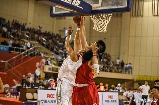 『周琦』不再期盼周琦！留洋小将首秀惊艳，17岁身高2米22