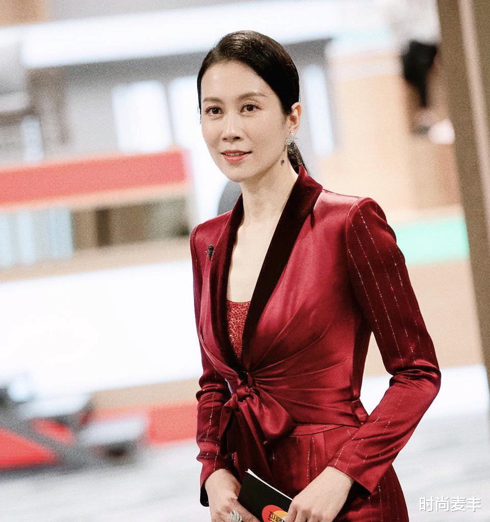 女孩|曾和姚芊羽双美搭档，今现身《演员请就位》，西装套装成熟霸气