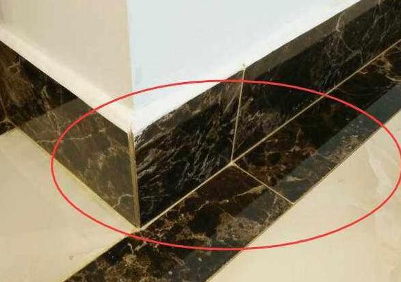 【】工人刚贴完瓷砖，老婆坚持要多做一些黑边，完工效果真赞，晒晒