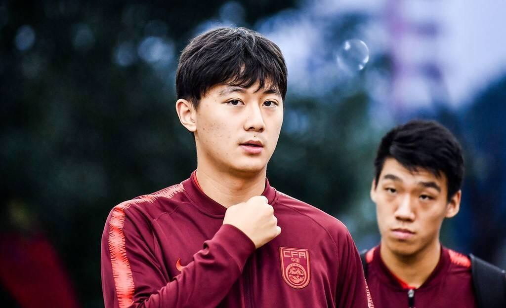 上海申花|又一新星离队？曝申花国字号后卫驰援保级队，联赛仅出场1次被废