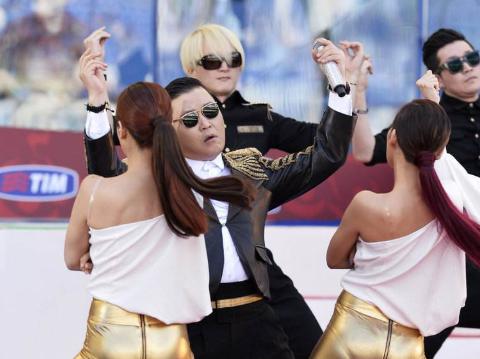 家产|凭一首歌全球走红，因一个动作丢饭碗，混不下去就回家继承家产