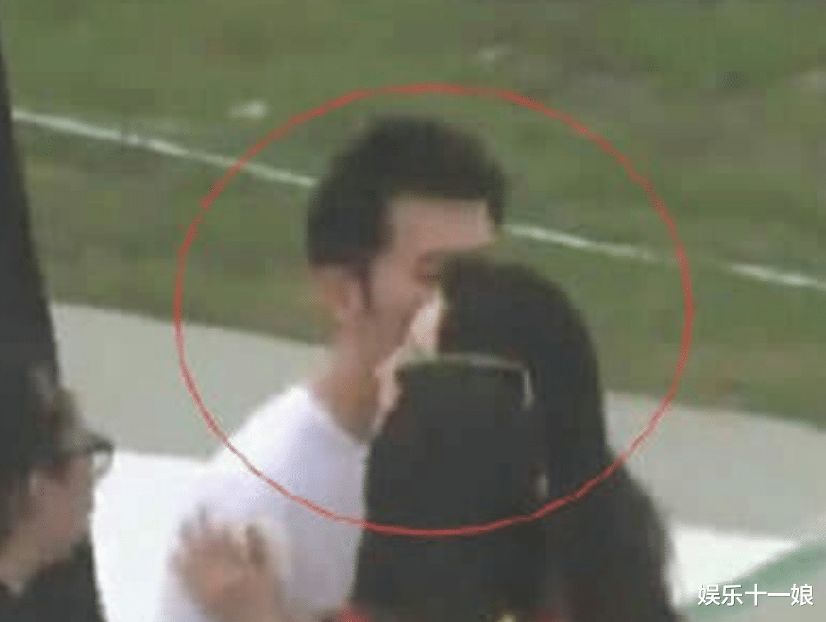 范冰冰|李晨彻底出局！范冰冰和造型师合影流出？看清手部动作：打扰了！