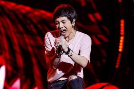 华晨宇▲“华语乐坛领军人物”华晨宇,为何被网友评价为“跳大神”?