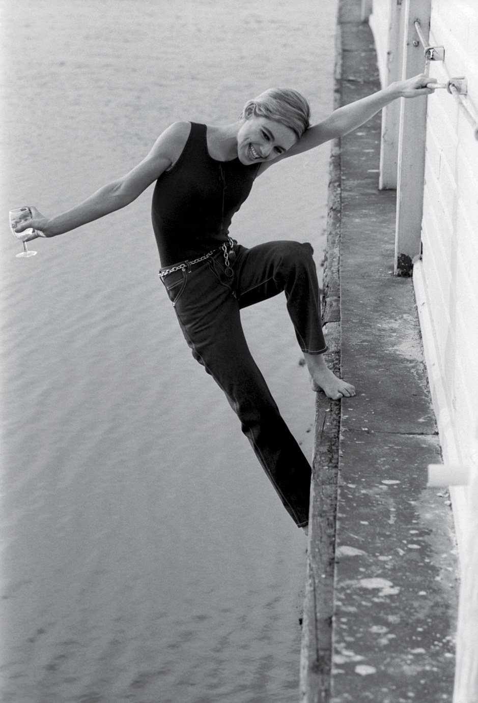 电影|28岁绝美名媛惨死！吸毒堕胎，被娱乐圈大佬接连玩弄逼疯…