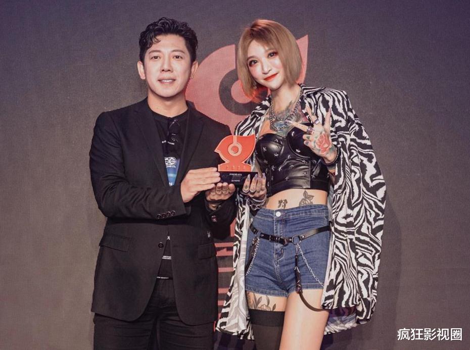 陈羽凡|陈羽凡近照曝光，小18岁女友陪踢球，胖的快要认不出来了