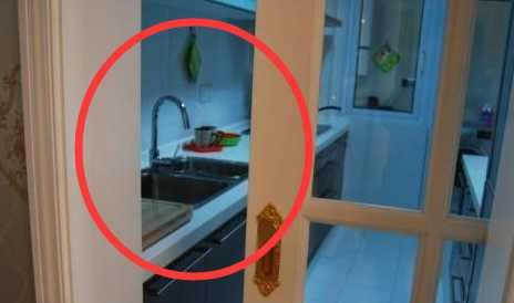 推拉门▲头一次见厨房门这样装，有钱人都流行这种门，连老师傅都看愣了！