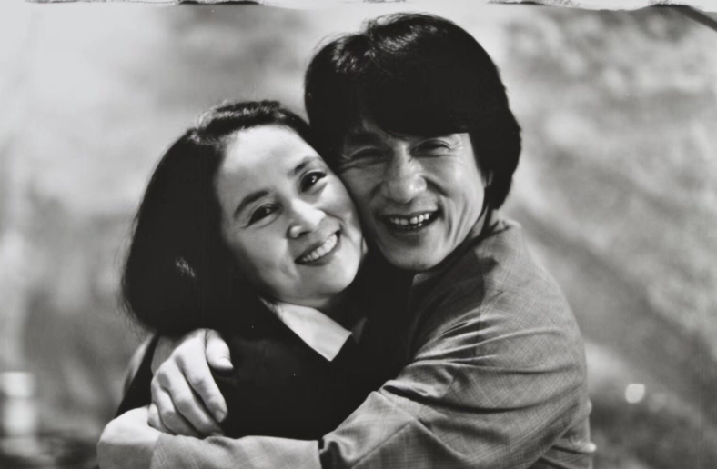 「成龙」成龙的妻子67岁了，掌管几十亿家产却不爱打扮，生活朴实像老太太