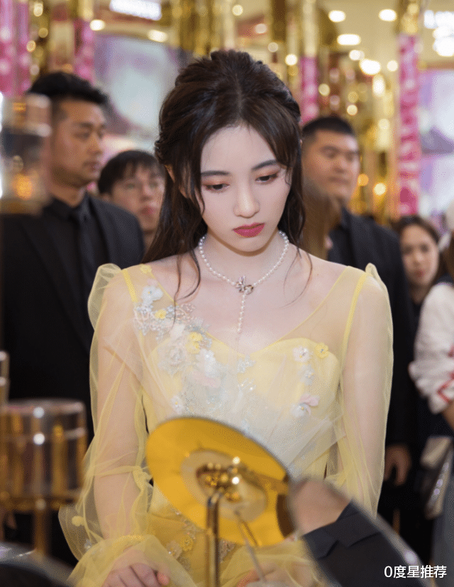 鞠婧祎|来个人管管鞠婧祎吧，穿的裙子只有薄薄一层，转身那刻太撩了