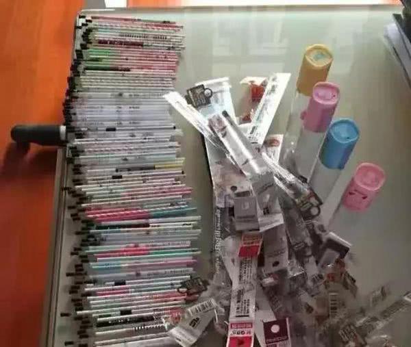 清华大学@?女儿690分上清华，父母无意间打开角落的铁盒后，瞬间眼泪夺眶而出