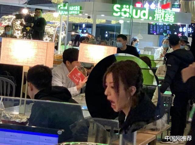 赵薇|赵薇秦昊新剧路透照曝光，赵薇大口吃饭毫无包袱，王鸥打扮很老气