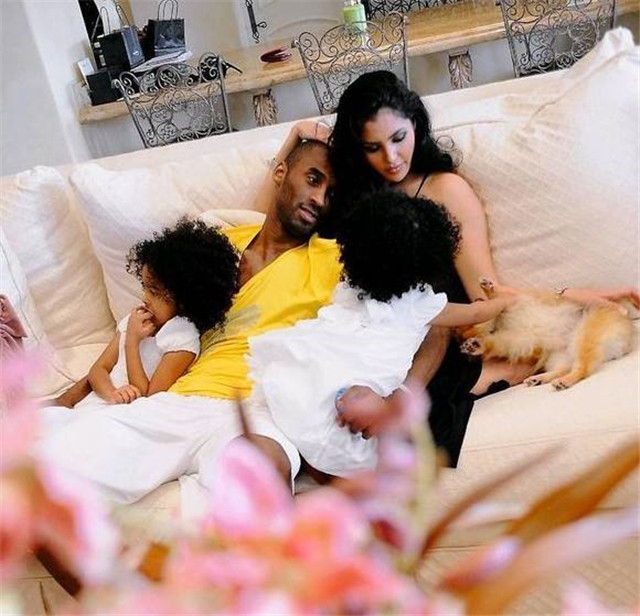 考辛斯:拍卖科比球衣,瓦妮莎的行为一方面为了球迷,另一方面为了女儿!