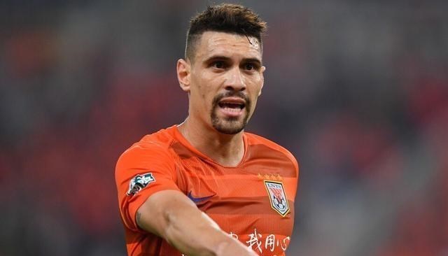 『山东鲁能』榜样!山东鲁能中场大将隔离仍训练,道具让球迷大笑!