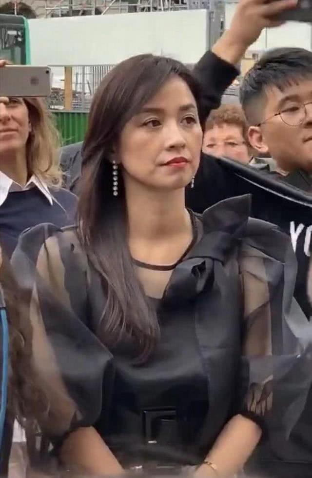 张庭的路透照曝光,无滤镜无美颜的状态下,我们都可以看得出快50岁