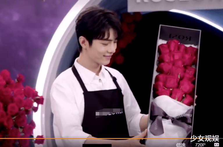 肖战|肖战大方亮相直播间，后期来不及加美颜，这模样确定是28岁？