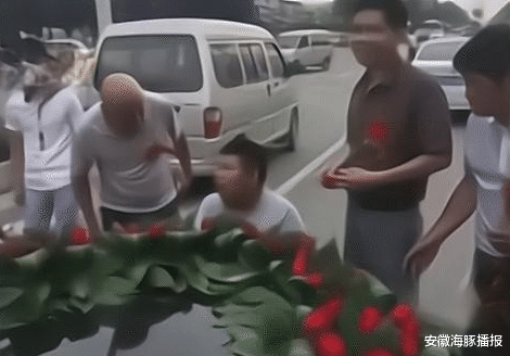 安徽海豚播报|高某某被抓后再次出现，国庆期间拦婚车叫爸爸，不给100元别想走