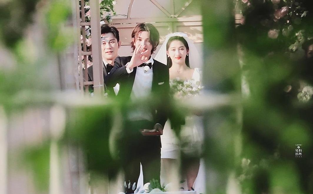 「关晓彤」关晓彤baby同穿婚纱录《跑男》却被喊话显壮硕，网友：脖子短肩宽显壮