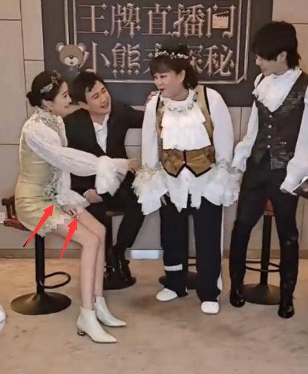 「关晓彤」关晓彤穿裙子直播不好坐,“防备手”被网友上传,终于明白鹿晗的眼光