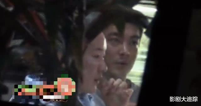 霍思燕@霍思燕“娇妻”人设崩塌，一家四口外出聚餐，室内熟练姿态抽烟！