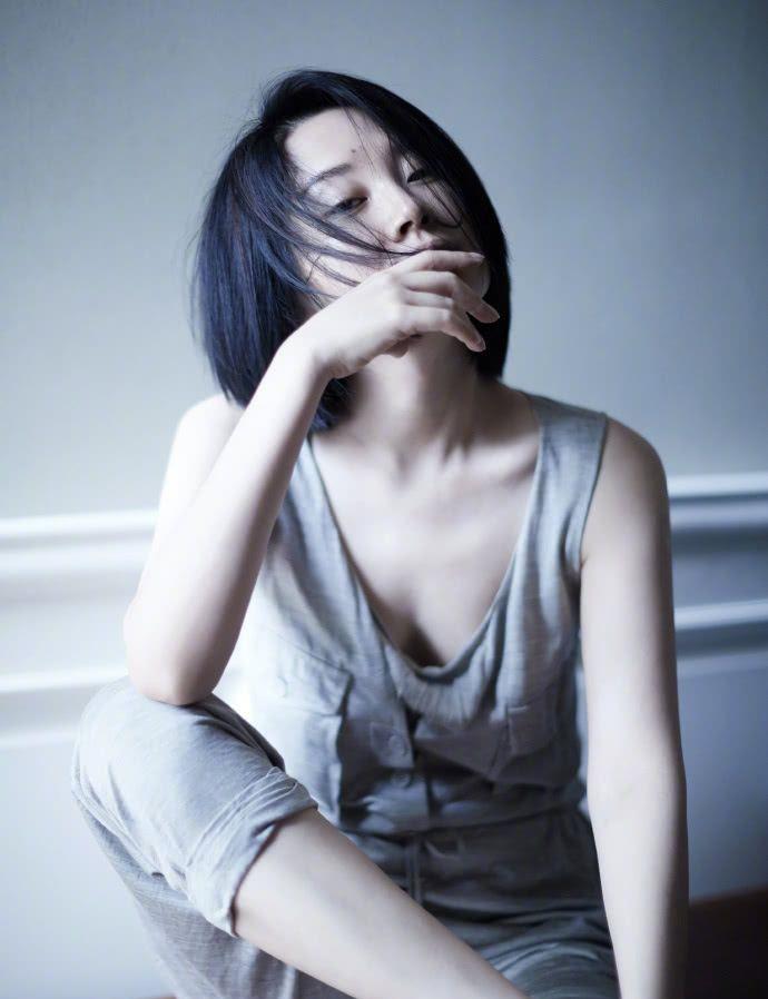 49岁许晴穿灰色连体裤亮相，穿出时尚大片感，网友：气质真好