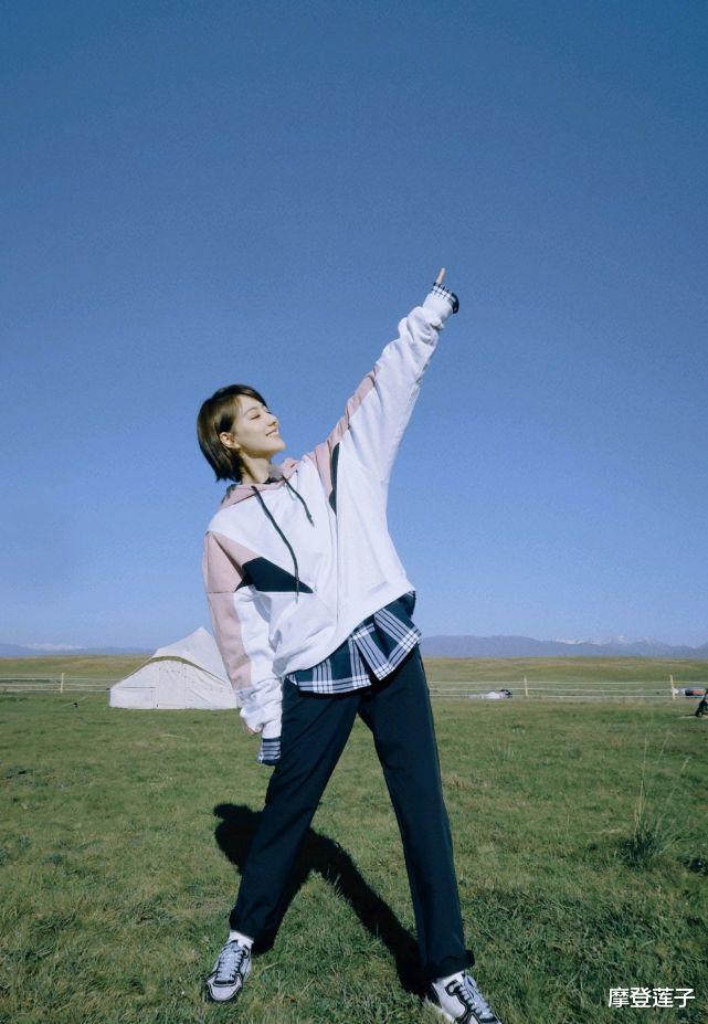 卫衣|王冠剪短发了,穿卫衣叠穿格纹衬衫很时尚,嫩得就像个18岁的少女