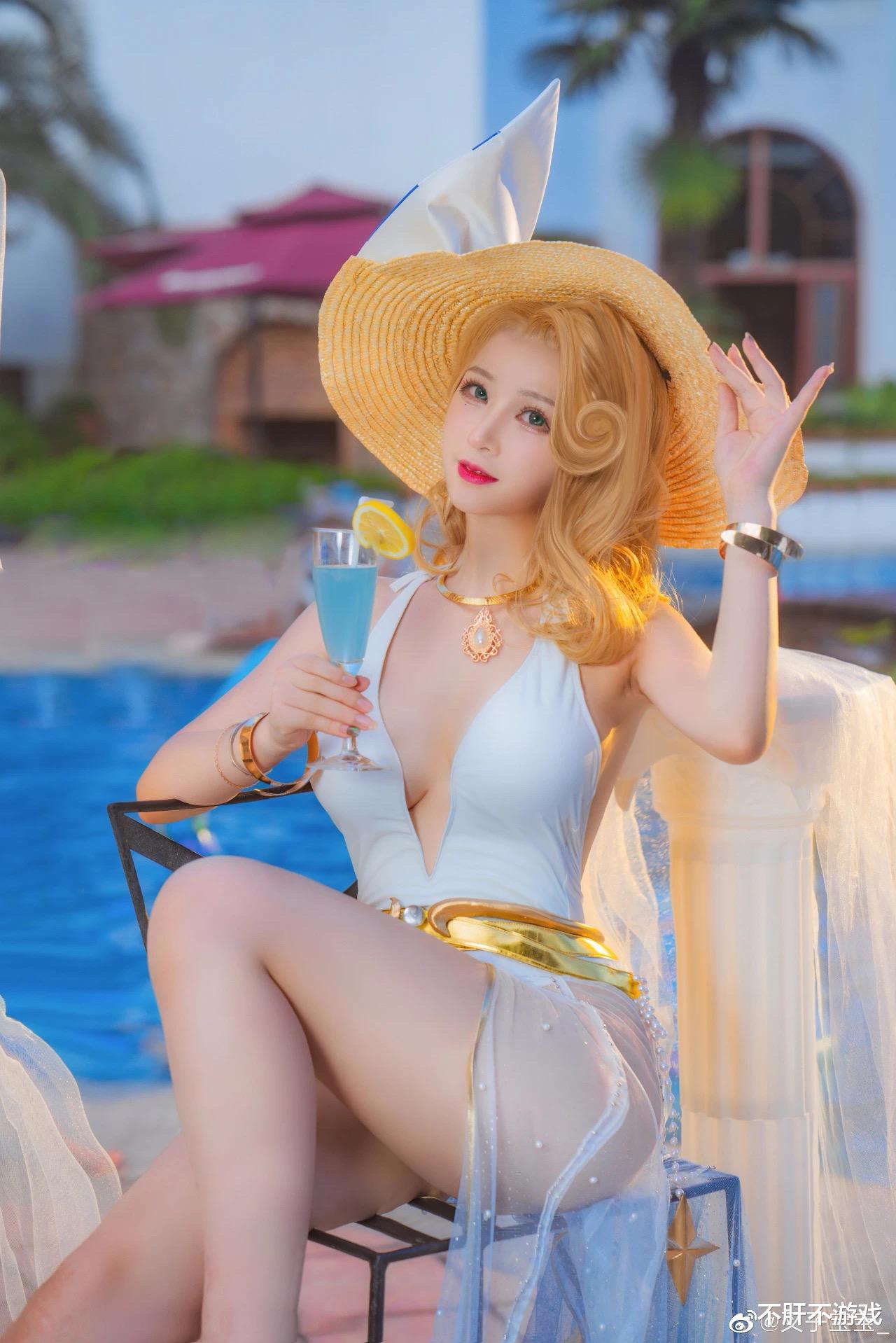 游戏cosplay|剑与远征：真人版光女皮肤，这样的COS你还不换皮肤吗？