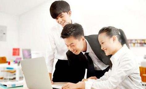 「」同事排挤我，我要给他们点颜色看看？聪明人被排挤从不做这些事