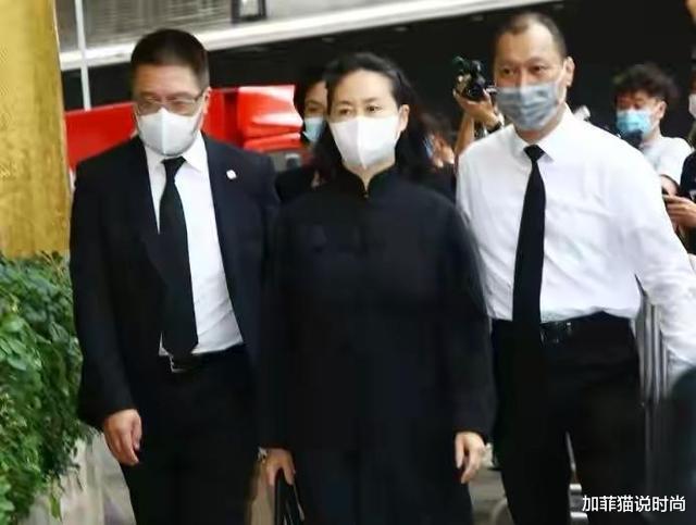 赌王|何猷君抱儿子亮相赌王灵堂!才8个月身高惊人,西装小皮鞋超有范