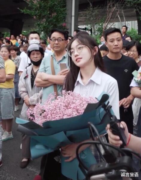 |高考考场外“最美持花”女生回应关系，声明：不签约、不直播