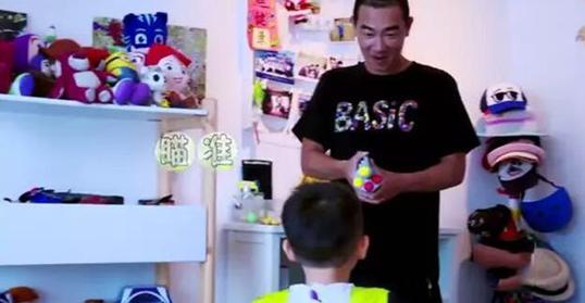 #陈小春#晒晒陈小春在香港的家，客厅能看到维多利亚港，居住环境是一流的