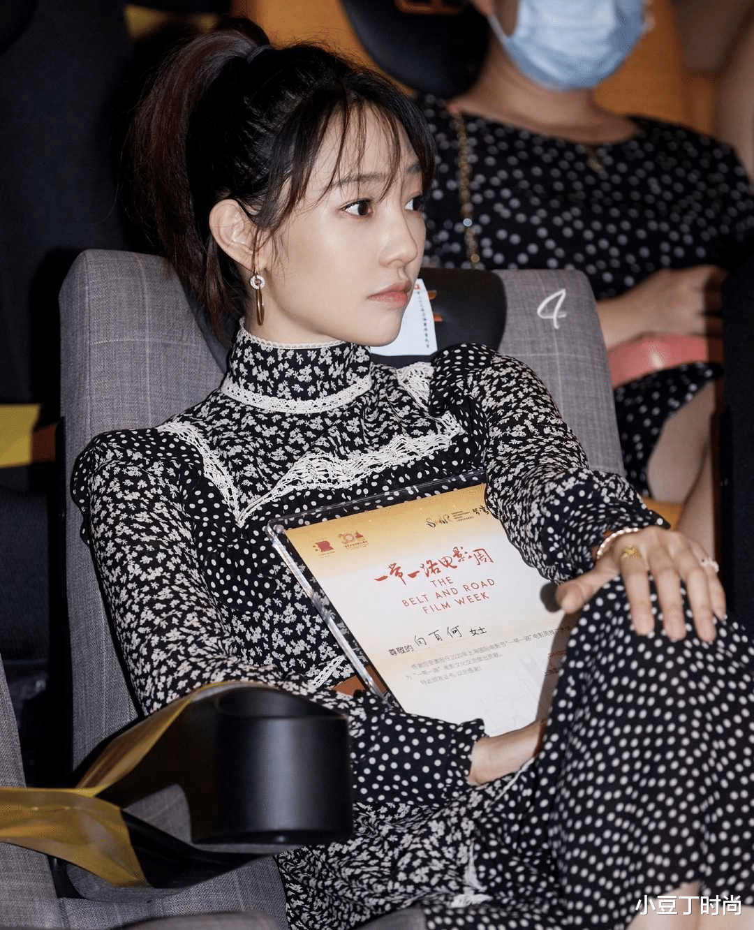 连衣裙|白百何瘦下来真会穿，高领碎花连衣裙配高马尾，气质高级大气