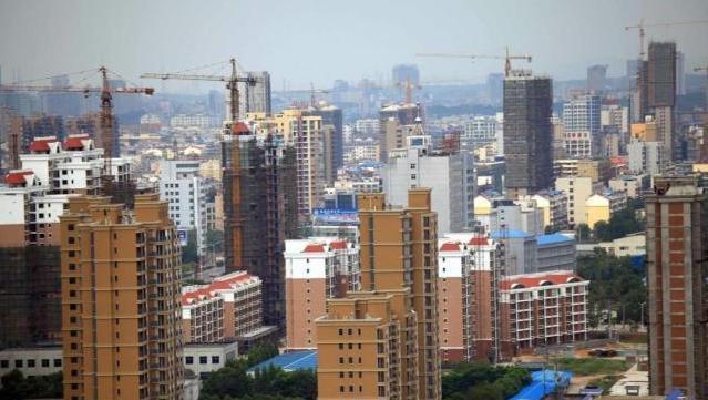 楼市释放两大信号，2020年楼市出现分水岭？王健林的预言要成真！