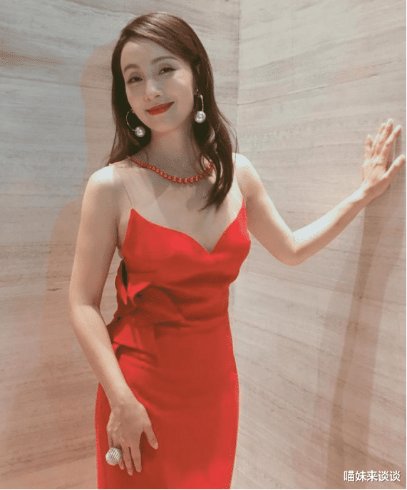 「陶虹」当48岁宁静遇上48岁陶虹，终于见识到野性美和天然美的差距有大了！