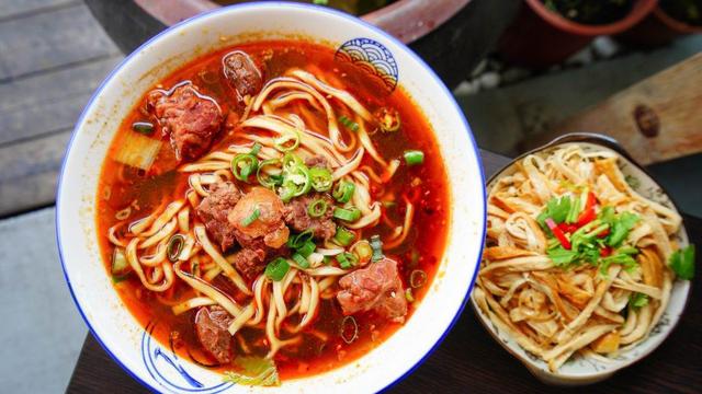 牛奶|最“寒酸”面馆,露天就餐,吃面要先抢位子,一天卖了800多碗!