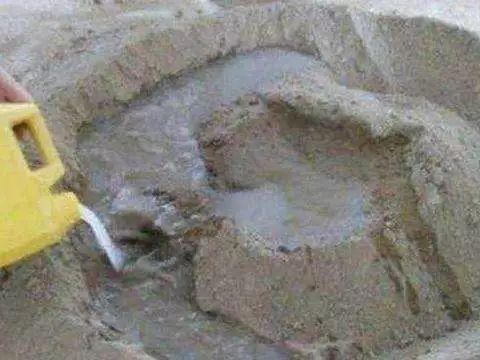 「」头次见往水泥里加洗衣粉，问老师傅才知洗衣粉这么有用，差点误会