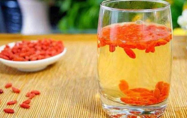 #枸杞#保温杯里泡枸杞，喝不对也会伤身体，这4种情况下不要喝枸杞！