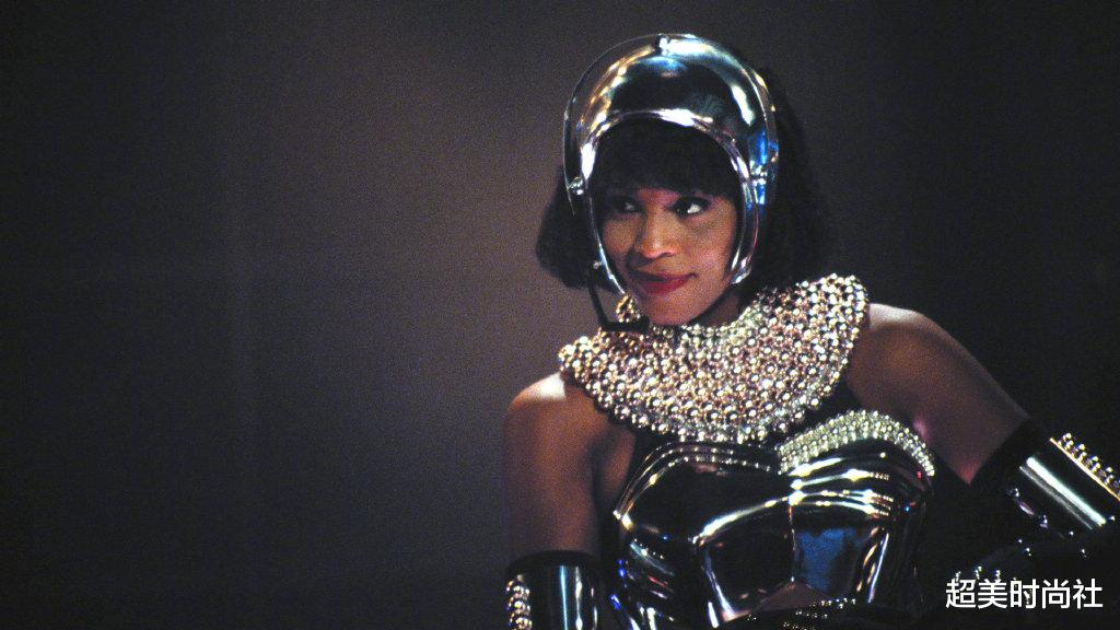 [休斯顿]已故57岁音乐天后，号称美国第一嗓，演唱会身着盔甲胸衣气场全开