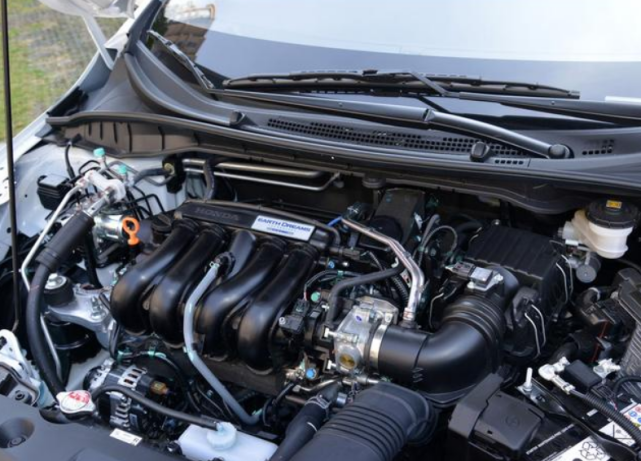 「本田」放弃威驰桑塔纳看它！本田三厢五座家轿，现5万多就能开回家