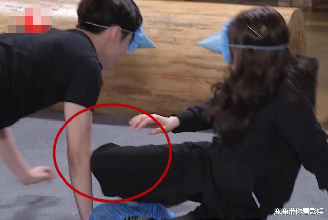 迪丽热巴■热巴不小心撞上张艺兴，看到她下意识的反应，有没避嫌一目了然！