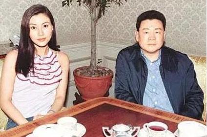 刘銮雄|刘銮雄女儿近况:一个大龄剩女,一个资产数十亿,一个山上捡垃圾