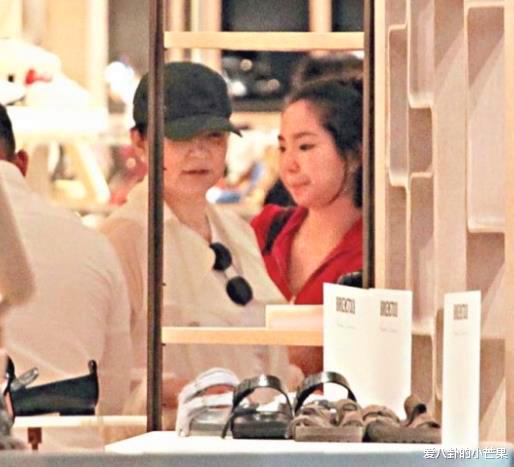 林青霞|偶遇林青霞带小女儿逛街，被嘲穿露脐装肚子像怀孕，分不出谁是闺女谁是妈