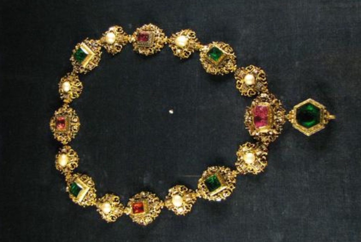 苹果公司|地球“最”贵的东西，一般人难以想象，100克就能买下苹果公司